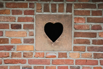 Herz in Backsteinmauer, Mauerloch
