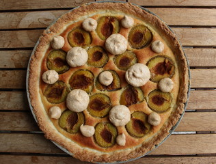 tarte aux prunes et meringues (vue de dessus)