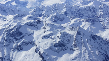 Weißer Winter über die sonnigen Gipfel der Alpen