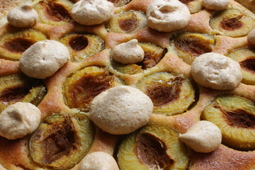 tarte aux prunes et meringues (gros plan)