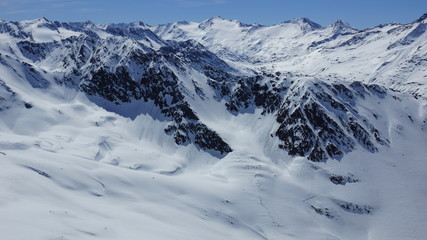schnee und sonne über die Berge in Europa