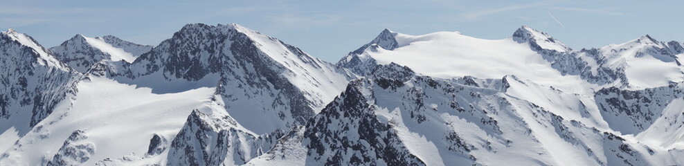 sonnige schneebedeckte Gipfel der Alpen Europas
