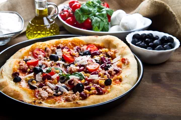 Crédence de cuisine en verre imprimé Pizzeria pizza au thon et aux haricots