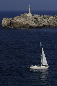 Vista de la isla de Mouro y velero desde el Palacio de la Magdalena