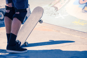 Ado sur planche de skateboard en train de skater dans un skatepark