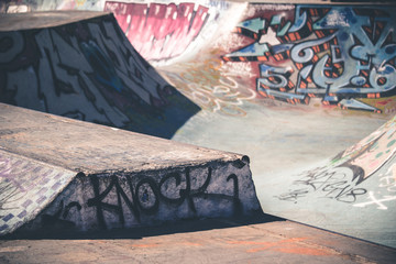 Skatepark avec graffitis en couleurs