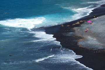 Piękna czarna piaszczysta plaża playa de la enramada w adeje na teneryfie
- 89865217