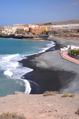 Piękna czarna piaszczysta plaża playa de la enramada w adeje na teneryfie
