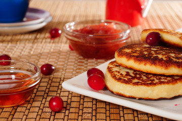 сырники с медом и вареньем.