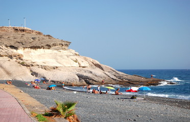Piękna czarna piaszczysta plaża playa de la enramada w adeje na teneryfie
