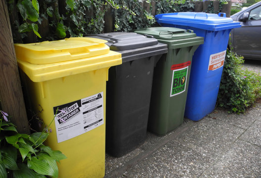 vier verschiedene Mülltonnen