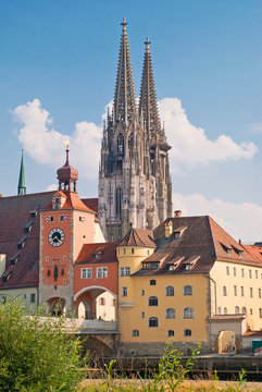 Der Regensburger Dom mit dem Brückentor an der Donau