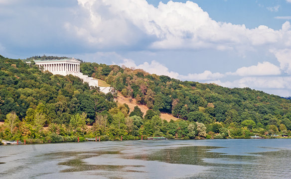 Die Walhalla bei Regensburg &uuml;ber der Donau