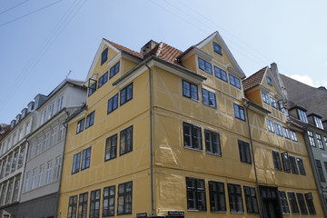Fototapeta na wymiar Immeuble jaune à Copenhague, Danemark 