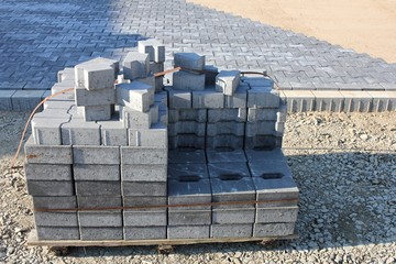 Palette mit Pflastersteinen auf einer Baustelle