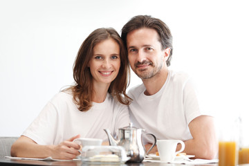 Obraz na płótnie Canvas couple eating breakfast