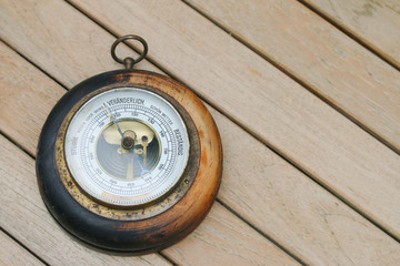 Altes Barometer mit Patina