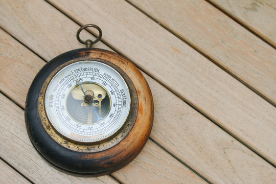 Altes Barometer mit Patina