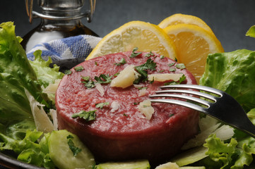 Steak tartare Татарский бифштекс Bistecca alla tartara Filete tártaro Tatar סטייק טרטר Tatar Tartarpihvi タルタルステーキ Råbiff 韃靼牛肉 Befsztyk tatarski 타르타르 스테이크 Totoriškas steikas