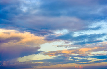 Fototapeta premium Clear in the evening, watching the half. And a light orange color and shape of clouds quaint.