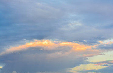 Obraz premium Clear in the evening, watching the half. And a light orange color and shape of clouds quaint.