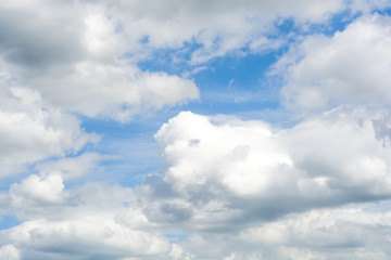 Obraz premium The background is a beautiful sunny sky White Cloud is very clear