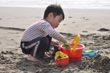 砂浜で遊ぶ子ども