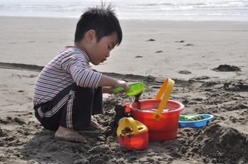 砂浜で遊ぶ子ども