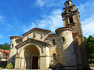 Fototapeta na wymiar iglesia neo-romanica de puente viesgo
