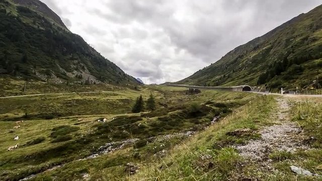 Pa&szlig;stra&szlig;e K&uuml;htai mit Regenwolken im Zeitraffer
