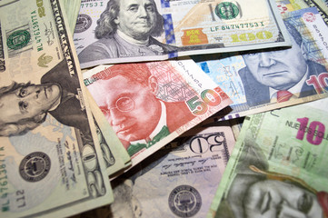 Billetes de nuevos soles peruanos y dólares americanos