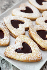 Biscotti di pasta frolla e marmellata di more