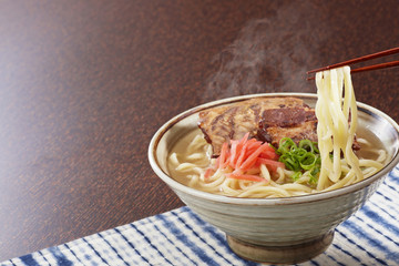 沖縄料理の魅力:三川食堂が贈るソーキそばの楽しみ方|三川食堂