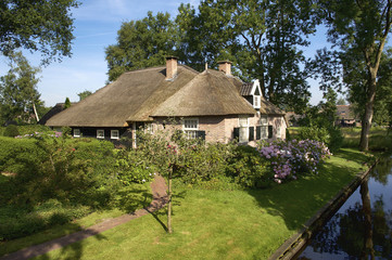 Fototapeta na wymiar House in idyllic Giethoorn