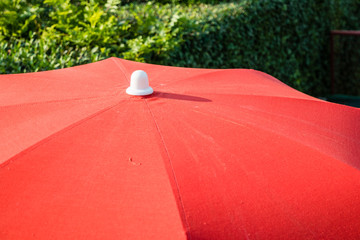 Roter Sonnenschirm im Garten