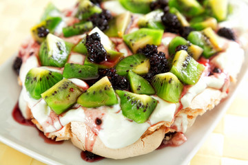 Pavlova with kiwi and berries