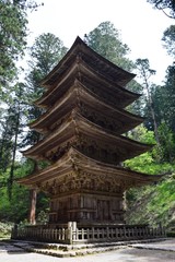 国宝 羽黒山五重塔／山形県鶴岡市羽黒町にある、国宝「羽黒山五重塔」を撮影した写真です。羽黒山五重塔は、羽黒山参道「一の坂」上り口の杉並木の中にあります。東北地方では最古の塔といわれ、平将門の創建と伝えられています。現在の塔は、約600年前に再建されたものといわれ、高さが29.0mの三間五層柿葺素木造で、昭和41年には国宝に指定されました。