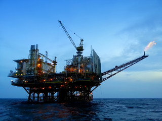 Fototapeta na wymiar oil and gas platform