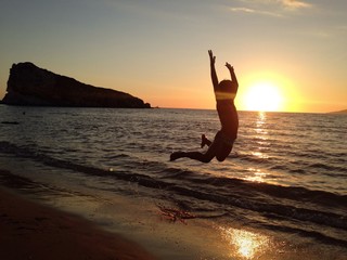 gioia sulla spiaggia al tramonto