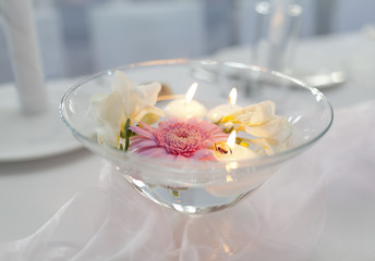 Obraz na płótnie Canvas Floating candles and flowers on wedding table