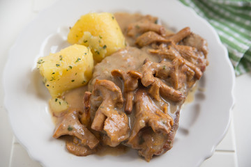 Kotelett mit Pfifferlingen und Kartoffeln
