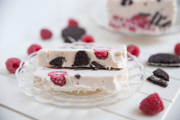 Cookies and Cream Parfait mit Himbeeren