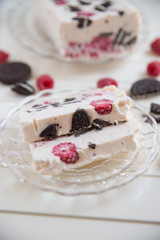 Cookies and Cream Parfait mit Himbeeren