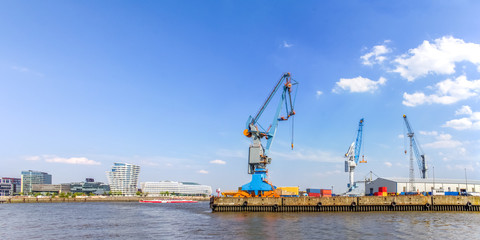 Hamburg, Kräne im Hamburger Hafen, Hafenwohnviertel im Hintergrund 
