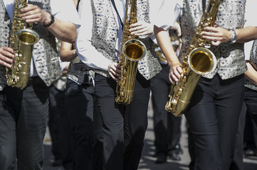 Obraz premium Saxophonspieler in einer Blaskapelle