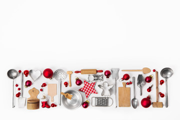 Küchen Utensilien zu Weihnachten als Dekoration in vintage look mit rot, weiß und silber kariert.