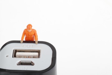 miniatura di tecnico che aggiusta una porta usb