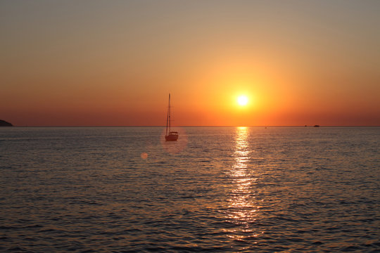 Segelboot beim Sonnenuntergang