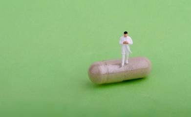 miniatura di medico su capsula 