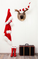 Hochformat Hintergrund zu Weihnachten in rot weiß mit Holz und Santa Kleidung
